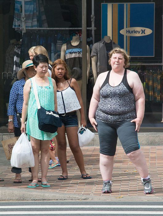 Mujer con blusa de tirantes