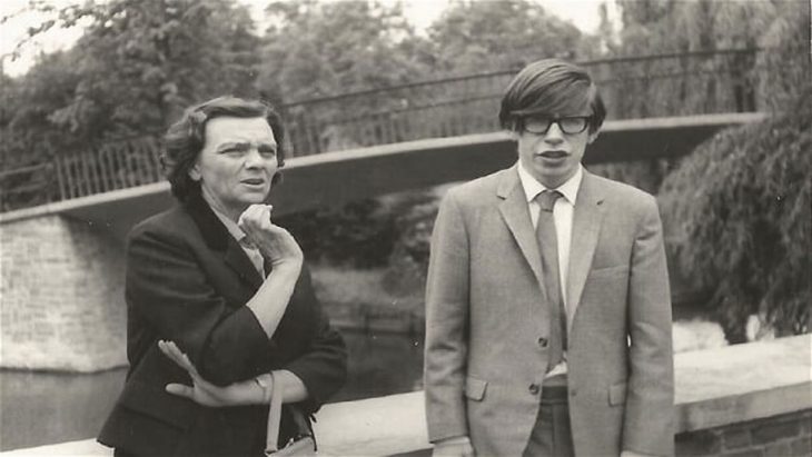 stephen Hawking con una compañera de la escuela