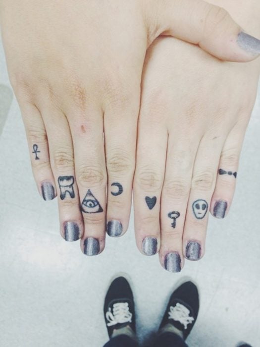 Fingers tattoo