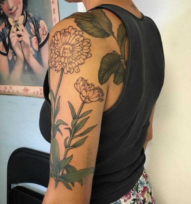 tatuaje de caléndula 