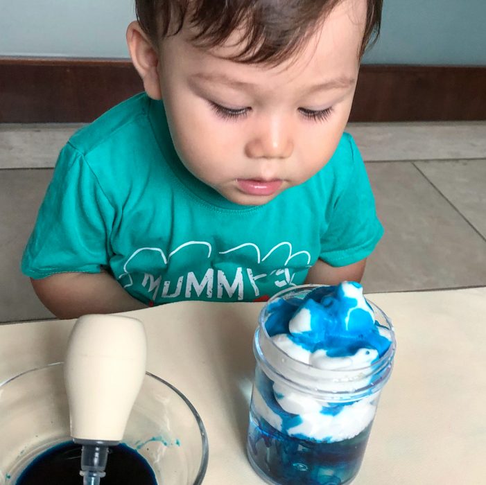 niño frente a un experimento de nube y lluvia