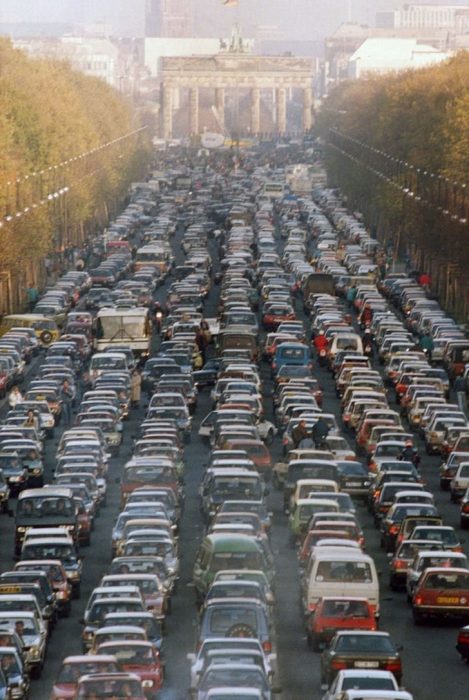 coches de Alemanes del este se mudan a Berlín Occidental , luego de la caída del Muro de Berlin