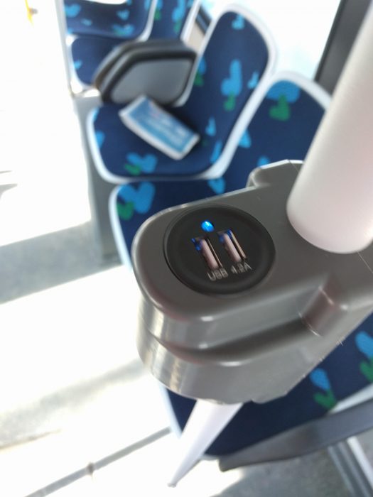 Autobús con cargador USB para celular