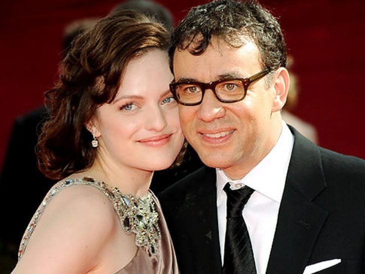 Elisabeth Moss y Fred Armisen pareja