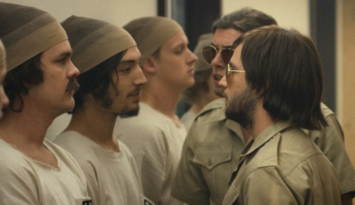 tres chicos con medias en la cabeza frente a dos chicos con lentes oscuros 