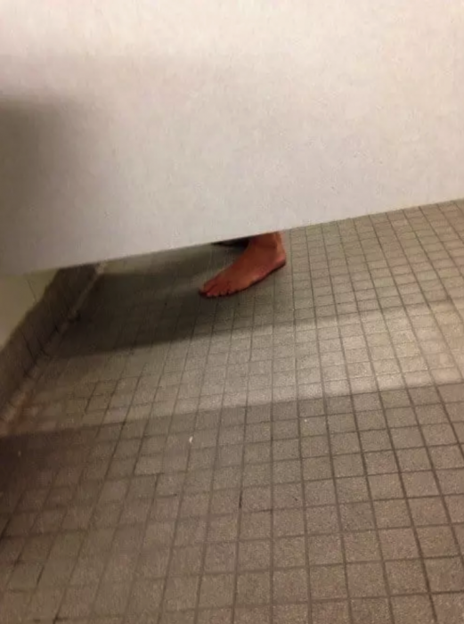 pies sin chanclas en el baño