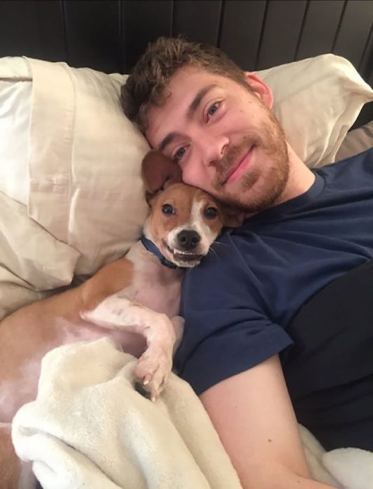selfie de chico con perrito 