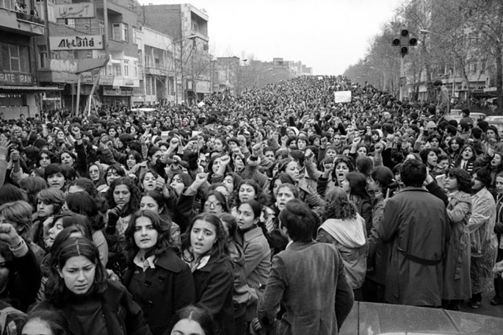  Mujeres protestan contra el uso forzado el Hiyab