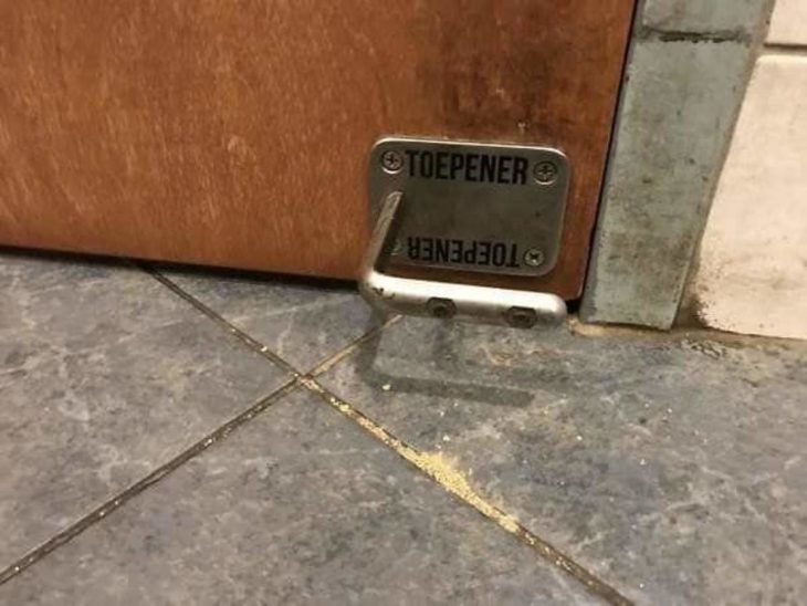 puerta que se abre con los pies