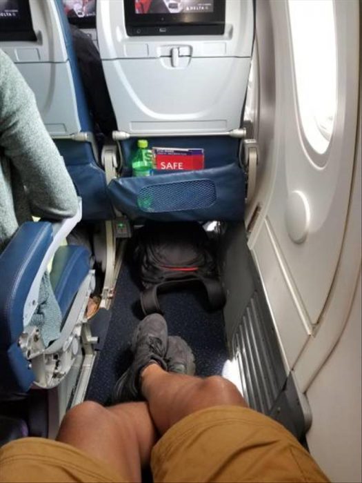 estirar piernas en el avión