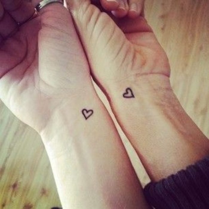 tatuaje hermanas corazón