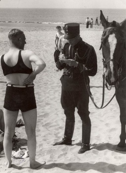 Un hombre en la playa es multado por vestir indecorosamente, Países Bajos
