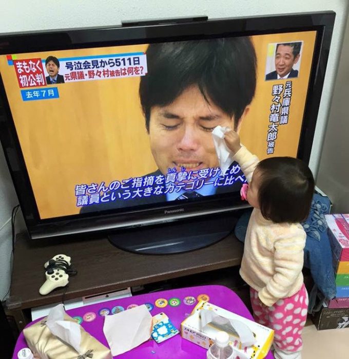 niña consuela a persona en la tele