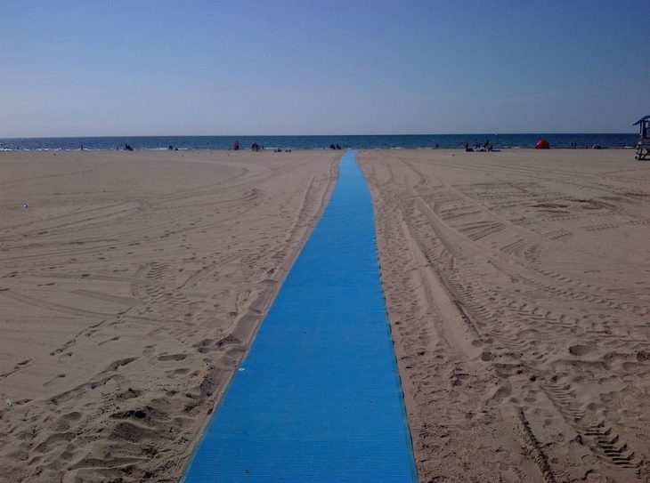 Acceso para silla de ruedas en la playa