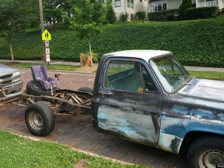 camioneta sin carcasa con asiento de bebé