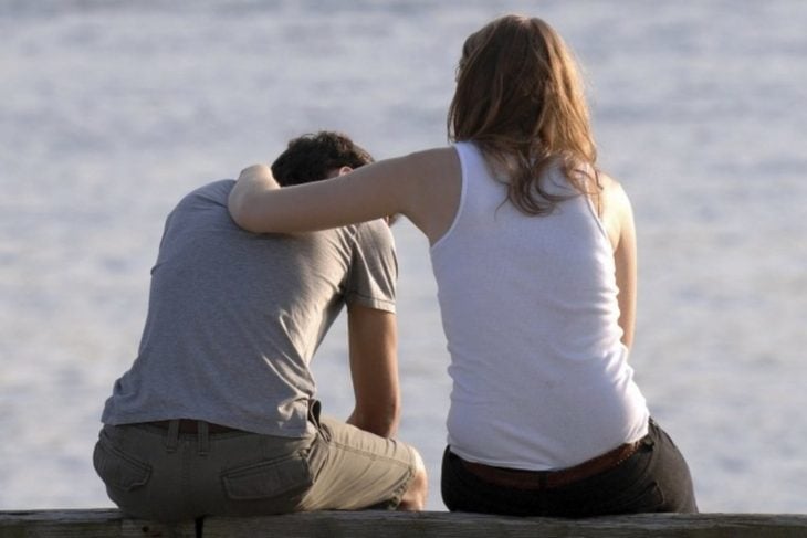 hombre y mujer frente a un lago