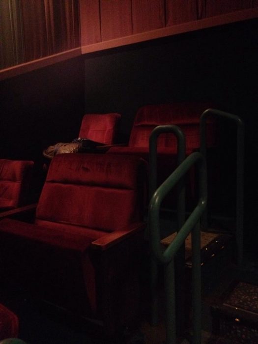 asientos para parejas en sala de cine 