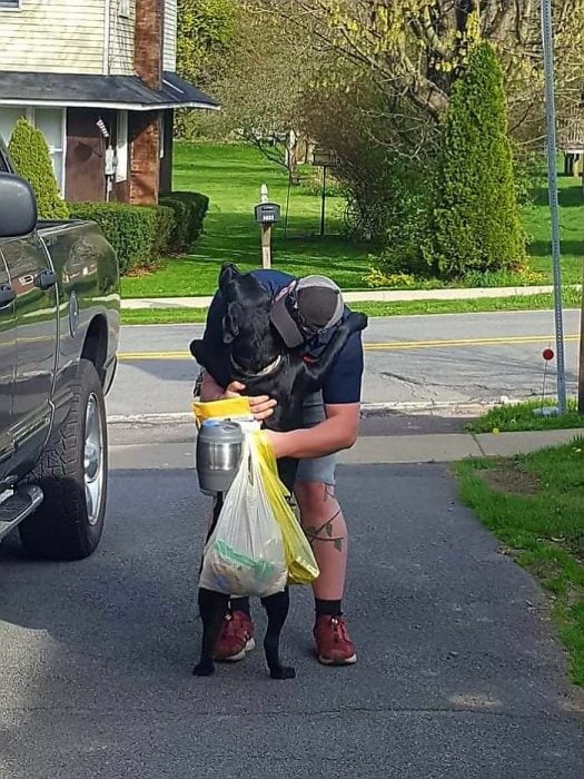 perro abrazando a humano 