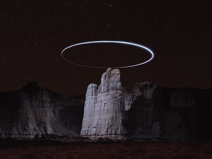 foto de la aureola de luz en un cañón durante la noche 