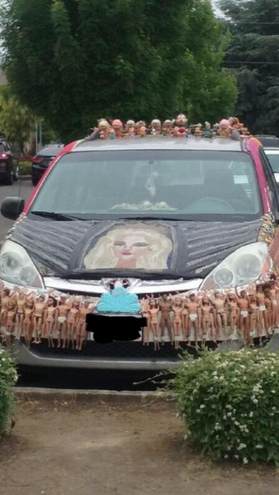 barbies pegadas a un coche