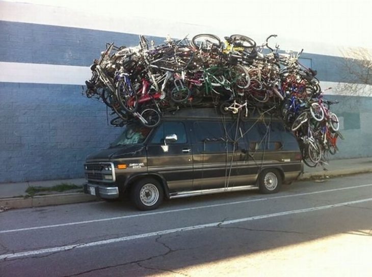 camioneta llena de bicicletas