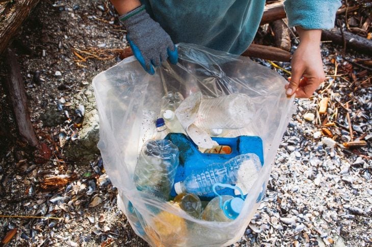 manos sosteniendo una bolsa de basura 