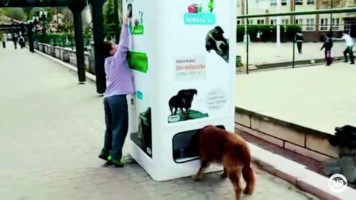 Dispensador de croquetas a cambio de botellas usadas