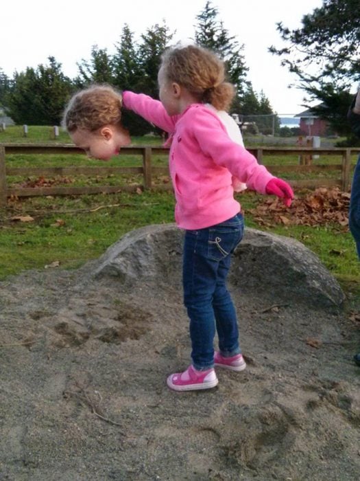 foto panorámica que salió mal de una niña que parece que trae la cara en una mano