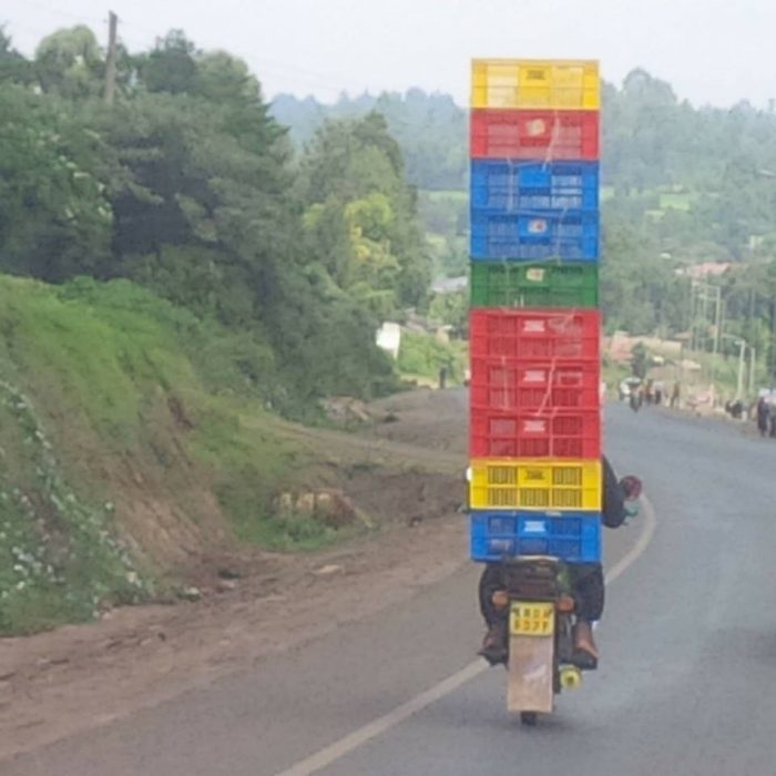 chavo en moto con varias cajas de colores 