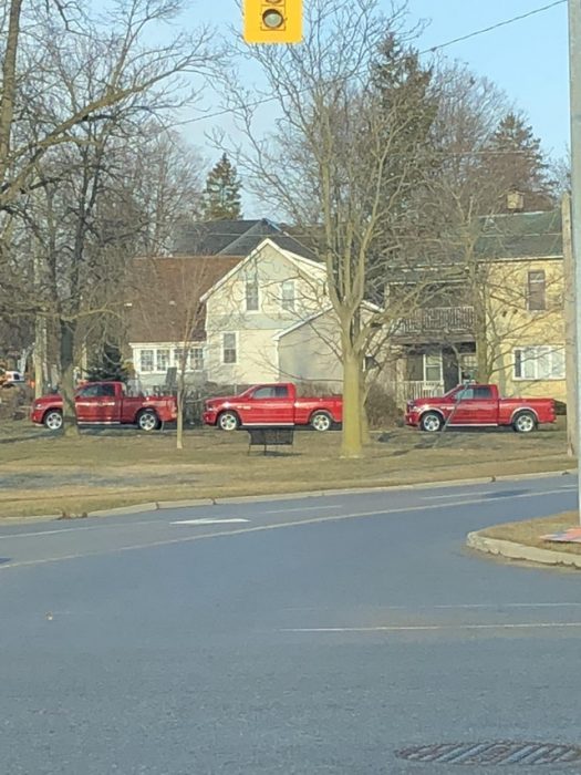 tres camionetas iguales 