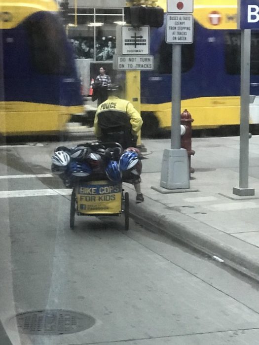 policía con cascos de ciclistas 