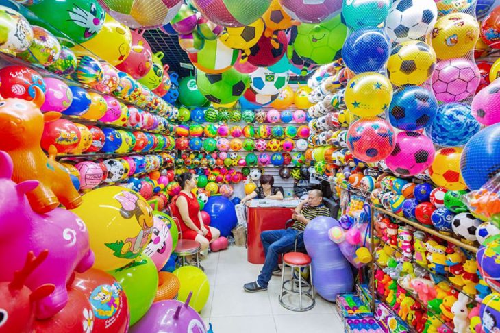 balones de plástico en una tienda 