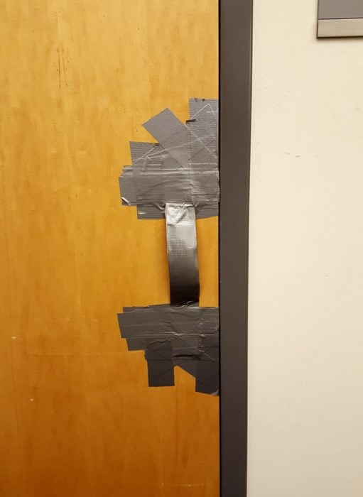 manija de puerta con cinta adhesiva 