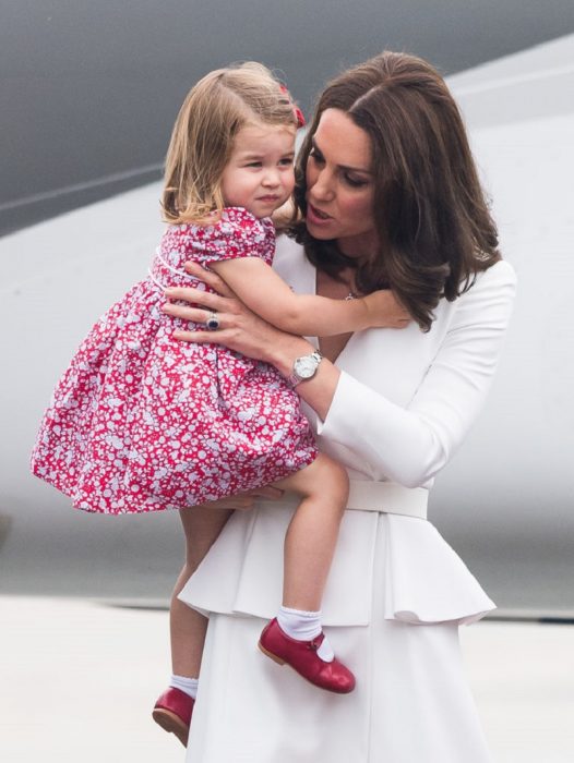 kate middleton cargando a su hija