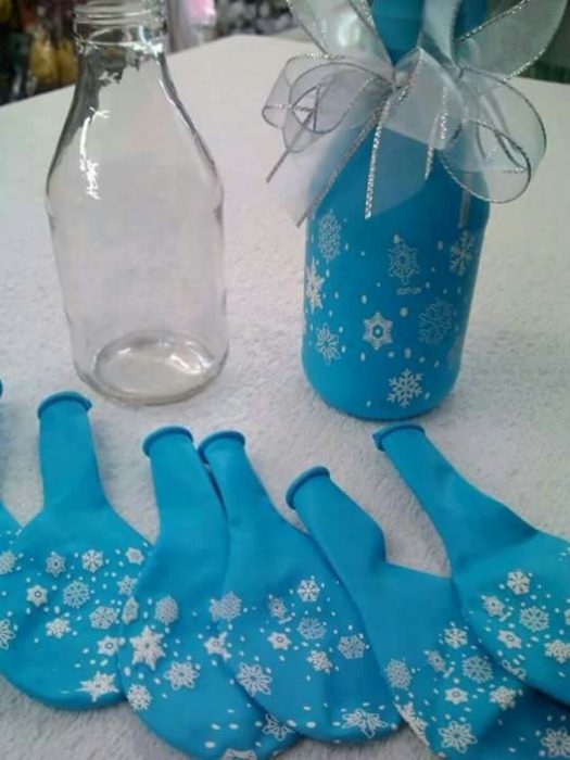 centros de mesa hechos con globos y botellas 