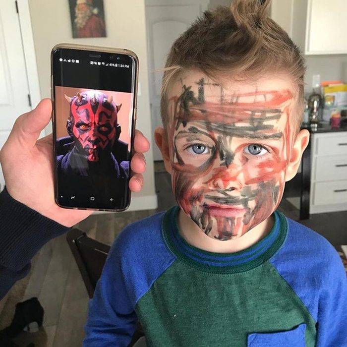 Niño borroneado de la cara como Darth Maul 