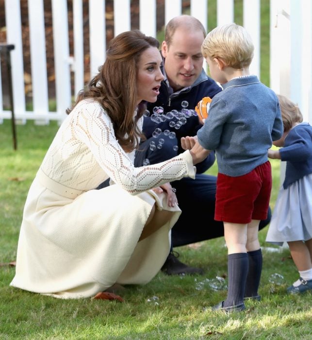 kate middleton conversando con sus dos hijos 