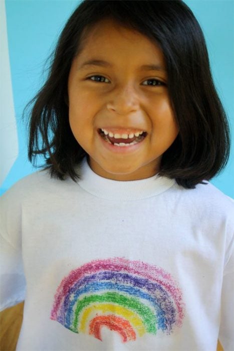 niña con camiseta diseñada por crayones