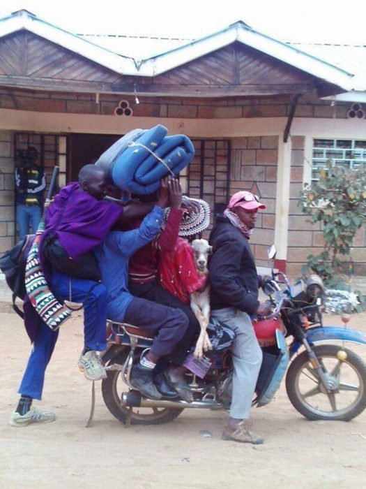 familia entera en una motocicleta