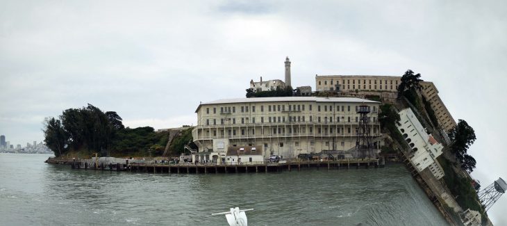 foto panorámica que salió mal de un lago y un edificio 