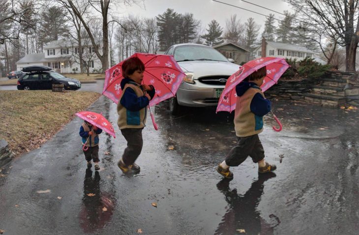 foto panorámica que salió mal de un niño con una sombrilla 