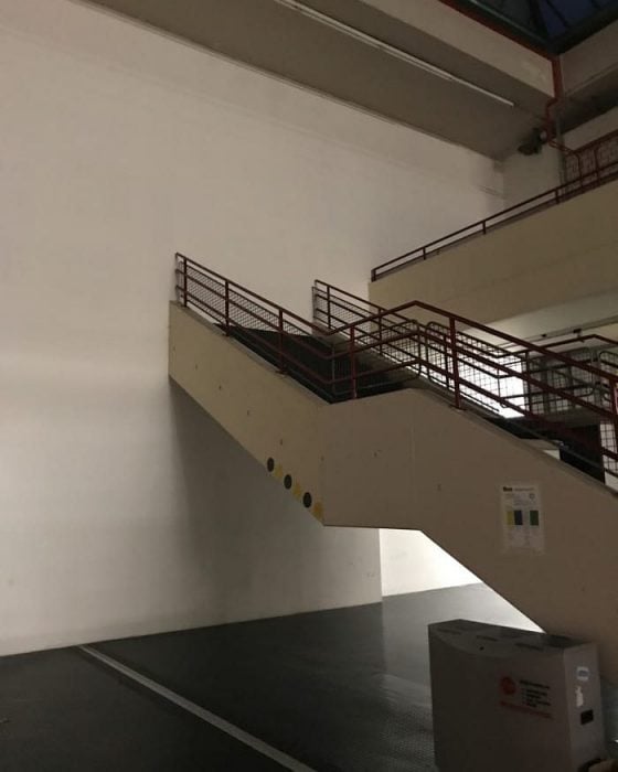 escalera en un centro comercial pegada a la pared