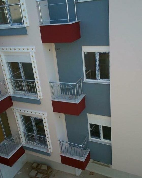 balcones frente a una pared sin ventana 