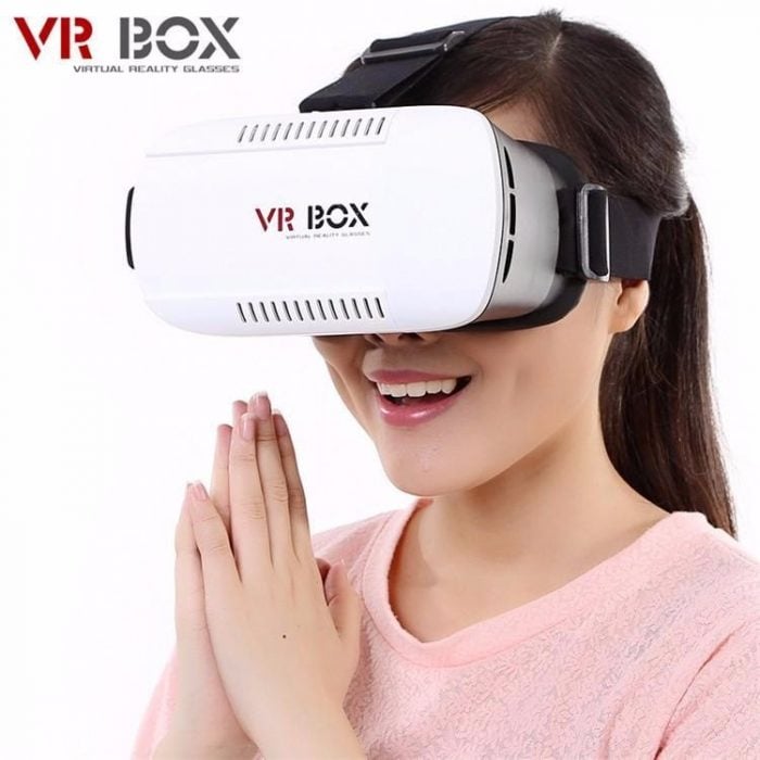 Niña con gafas de realidad virtual 
