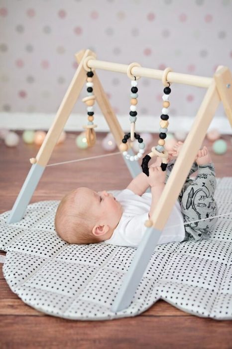 gimnasio para bebé de madera