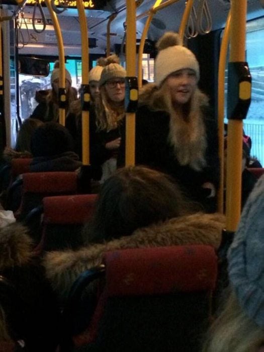 chicas vestidas igual en el transporte público 