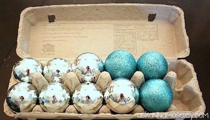 esferas navideñas en carterasde huevo