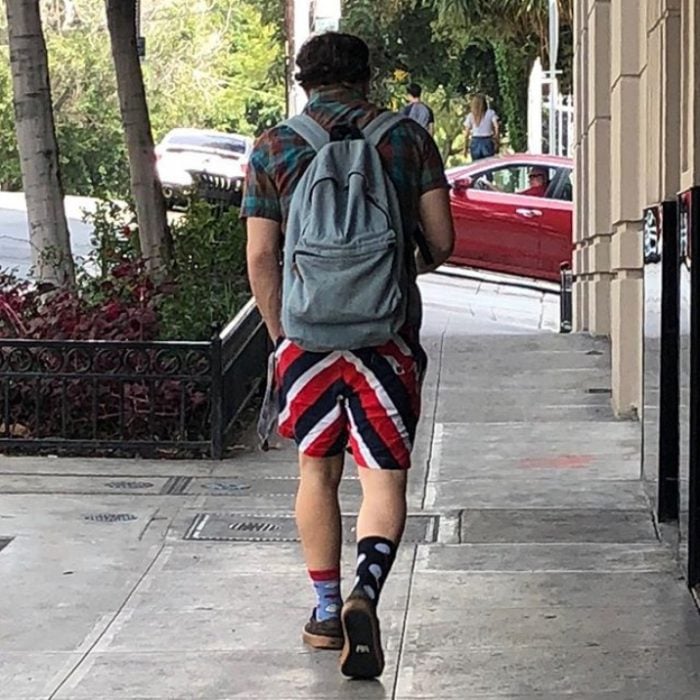 chico con mochile y shorts de lineas verticales 