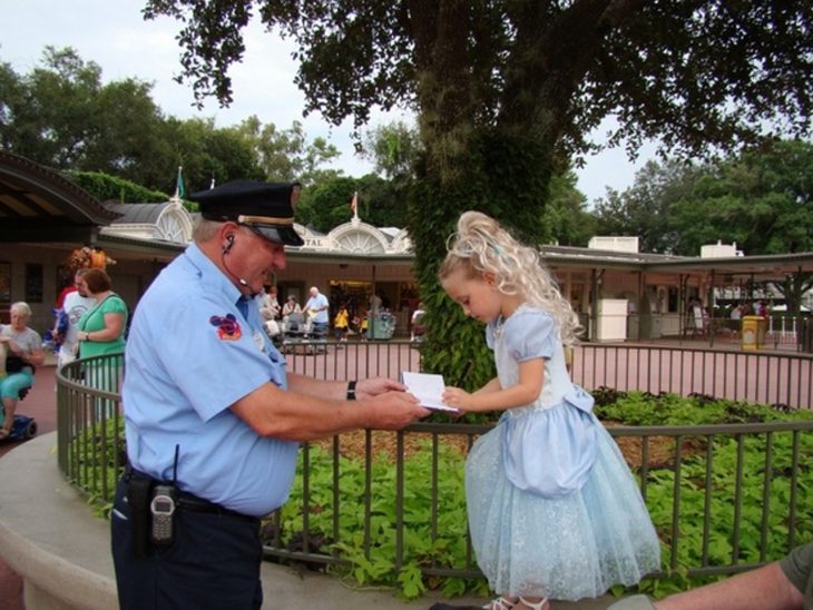 niña cenicienta da autografo