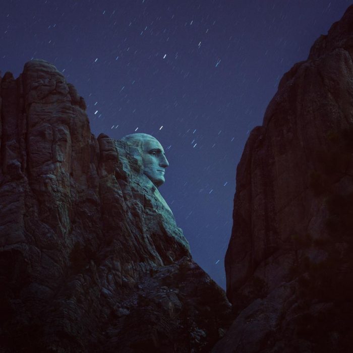 monumento entre las montañas fotografiado de noche